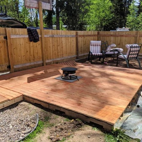 Diy Cheap Deck Ideas, Tiny Deck Ideas, Pallet Floating Deck, Diy Deck Ideas On A Budget, Cheap Deck Ideas, Pallet Decks, Diy Pallet Deck, Diy Floating Deck, Build A Floating Deck