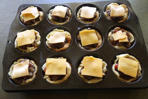 Muffin Tin Cheeseburgers - no drive through needed to eat these delicious handheld burgers. the-girl-who-ate-everything.com Oven Sliders, Cheeseburger Muffins, Cheeseburger Bites, Muffin Pan Recipes, Mini Cheeseburger, Burger Bites, Mini Sliders, The Girl Who Ate Everything, Burger Sliders