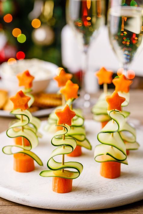 Christmas Tree Cucumber Sandwiches, Holiday Fruit Skewers, X Mas Food Ideas, Healthy Kids Christmas Snacks, Christmas Theme Lunch, Xmas Snacks Holiday Appetizers, Christmas Tree Salad, Christmas Tree Snacks, Christmas Crudite