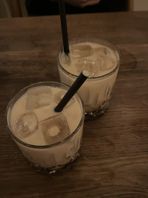 White Russian 😍 White Russian Cocktail Aesthetic, White Russian Aesthetic, White Russian Drink, Cocktail Aesthetic, Russian Aesthetic, White Russian Cocktail, Chestnut Springs, Honey Bread, White Russian