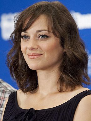 Marion Cotillard Marion Cotillard Hair, Medium Length Hair With Bangs, Bangs With Medium Hair, Marion Cotillard, Mid Length Hair, Hair Envy, Shoulder Length Hair, Stylish Hair, Hair Today