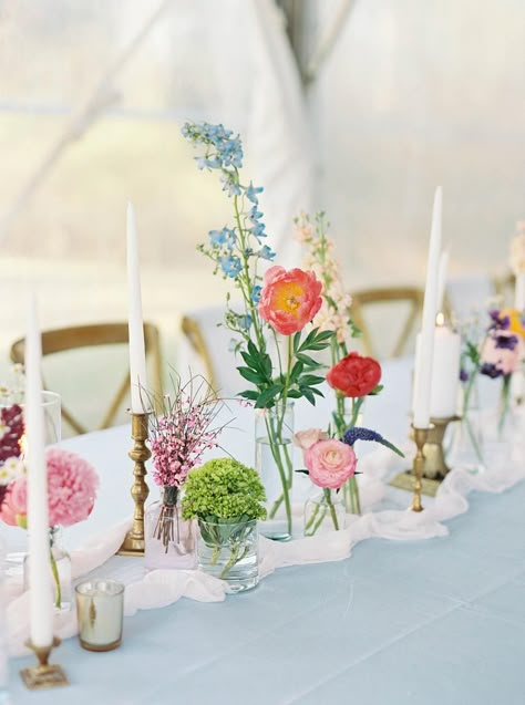 Wildflower Wedding Theme, Wedding Vases, Wedding Flower Inspiration, Wedding Reception Tables, Flower Centerpieces Wedding, Garden Party Wedding, Wildflower Wedding, Wedding Mood Board, Table Flowers