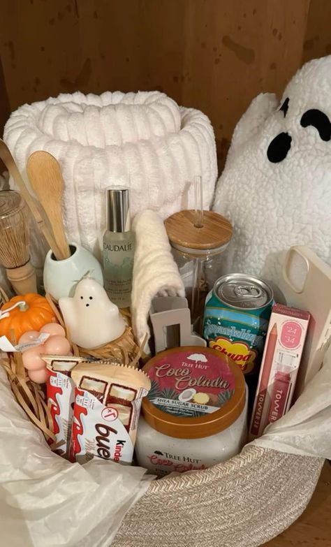 Self Care Basket Aesthetic, Aesthetic Burr Basket, Basket For Friends Birthday, Friendship Basket Ideas, Burr Basket Ideas For Best Friend, Birthday Baskets For Best Friend, Brr Baskets Gift Ideas, Gift Basket Ideas For Best Friend, Bur Basket Ideas