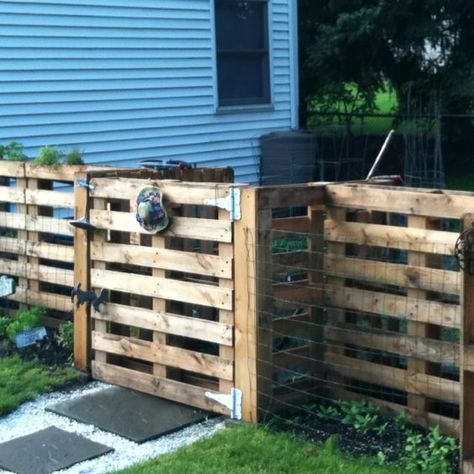 Pallet garden - love it! Or use as an enclosure for smaller livestock or pets. Pallet Fences, Pallet Fence Diy, Wood Pallet Fence, Fencing Ideas, Pallet Fence, Diy Fence, Building A Fence, Front Yard Fence, Modern Fence