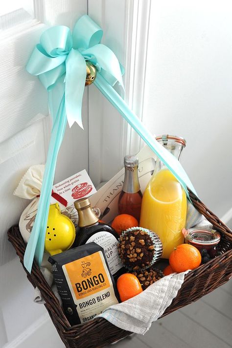 Breakfast in Bed Hostess Gift After a long evening of cleaning dishes, your host will appreciate breakfast in bed the following morning. A basket full of coffee, pancakes and syrup, fresh squeezed orange juice, fruit, muffins, and champagne for mimosas should do the trick! Guest Basket, Summer Gift Baskets, Breakfast Gift Basket, Breakfast Basket, Breakfast Gift, Diy Gift Baskets, Christmas Breakfast, Guest Gifts, Cleaning Dishes