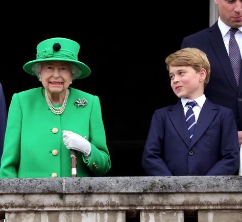 I'm a lip reader - here's what the overjoyed Queen said to Prince George during her surprise Jubilee balcony appearance British Monarchy History, Queen Elizabeth Ii Crown, Prince George Photos, Royal Monarchy, Queen And Prince Phillip, Princess Katherine, Queen Alexandra, Royal Uk, Hm The Queen