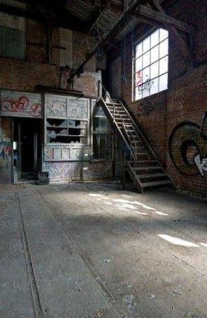 Haircut Selfie, Photo Hijab, Warehouse Loft, Warehouse Living, Abandoned Warehouse, Warehouse Home, Cute Hairstyle, Industrial Space, Industrial Living