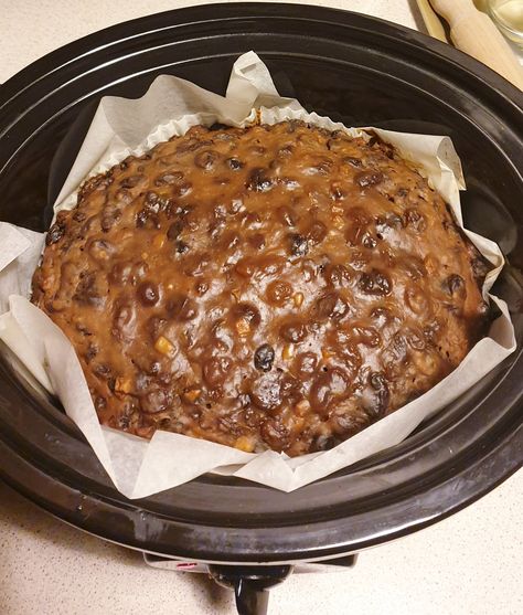 Slow Cooker Baileys Christmas Cake - Feed Your Family for £20 a week Slow Cooker 4 Ingredient Fruit Cake, Cake In Slow Cooker, Slow Cooker Xmas Cake, Slow Cooker Fruit Cake, Slow Cooker Fruit Cake Recipes, Baileys Christmas Cake, Slow Cooker Christmas Cake Recipes, Air Fryer Christmas Cake, Baileys Fruit Cake