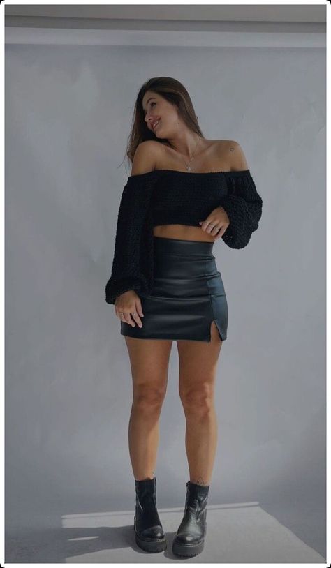 Skirt Party Outfit Night, Leather Skirt Night Out, Leather Skirt Fall Outfit, Plus Size Night Out Outfit Clubwear, Black Skirt Outfit Party, Black Mini Skirt Outfit Night, Leather Skirt Outfit Party, Leather Skirt Outfit Party Night, Skirt Party Outfit