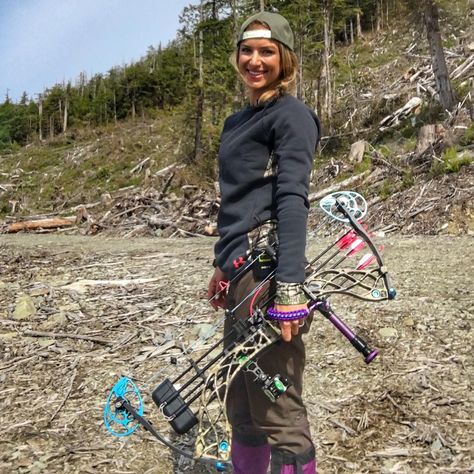 My happy place! Eva Shockey (@evashockey) Eva Shockey Bow, Bow Hunting Women, Archery Sights, Tactical Women, Eva Shockey, Girl Hunting, Woman Archer, Outdoors Women, Bow Target