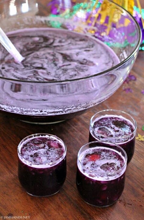 Grape & Ginger Ale "Chunky" Punch - Jam Hands Purple Punch Recipes, Welch Grape Juice, Alcoholic Punch Recipes, Non Alcoholic Punch, Party Punch Recipes, Alcoholic Punch, Cocktail Party Food, Baby Shower Drinks, Punch Drinks