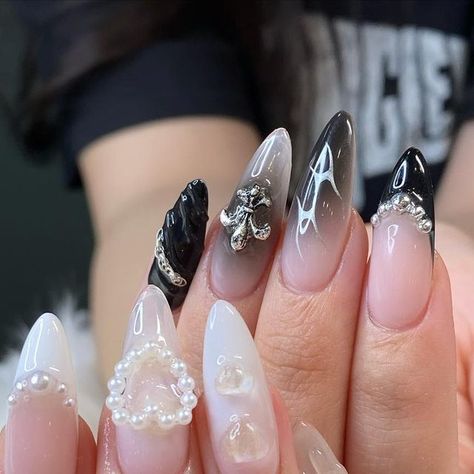 Black And White Airbrush Nails, Black And White Y2k Nails, Black And Pearl Nails, White Airbrush Nails, Black Airbrush Nails, Black Nails With Pearls, Pearl Heart Nails, Black Pearl Nails, White Y2k Nails