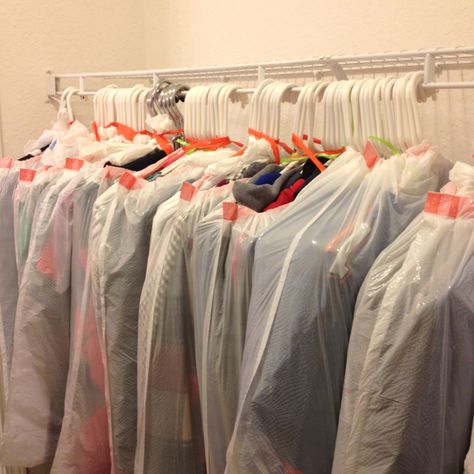 An easy way to move the clothes in your closet: wrap a trash bag around and tie the hangers together. Keeps everything together and clean! Moving Hanging Clothes, Store Hangers, Moving Clothes, Pallet Deck Diy, Moving House Tips, Moving Hacks, Moving Hacks Packing, Moving Help, Diy Accent Wall