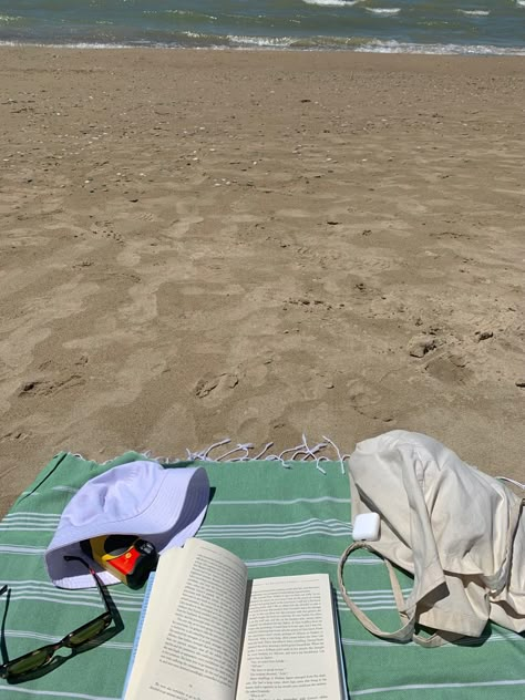 A book, air pods, sunglasses, a disposable film camera and a beach hat all on a beach towel in the sand on the beach close to the shore of the water Beach Read, In My Bag, Summer Goals, Bag Summer, Summer Girl, Beach Reading, Summer Bucket Lists, Summer Feeling, My Bag