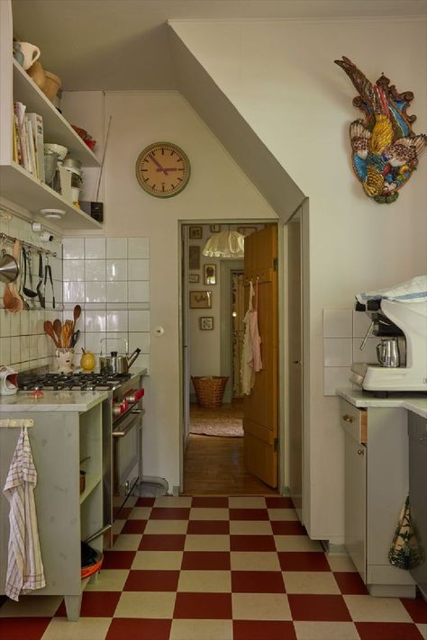 Beata Heuman's own Swedish farmhouse kitchen with checkered floor. Swedish Country Style, Kitchen Nooks, Vintage Decor Ideas, Beata Heuman, Deco Studio, Casa Vintage, Swedish House, Dream Apartment, Kitchen Inspo