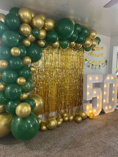 Green And Gold Party Decorations Backdrop Ideas, Green And Gold Party Backdrop, Gold Tinsel Backdrop, Hunter Green And Gold Party Decorations, 50th Wedding Anniversary Balloon Ideas, Green And Gold Bday Decor, Green And Gold Balloons Decoration, Green And Gold Backdrop Ideas, Green And Gold Party Ideas