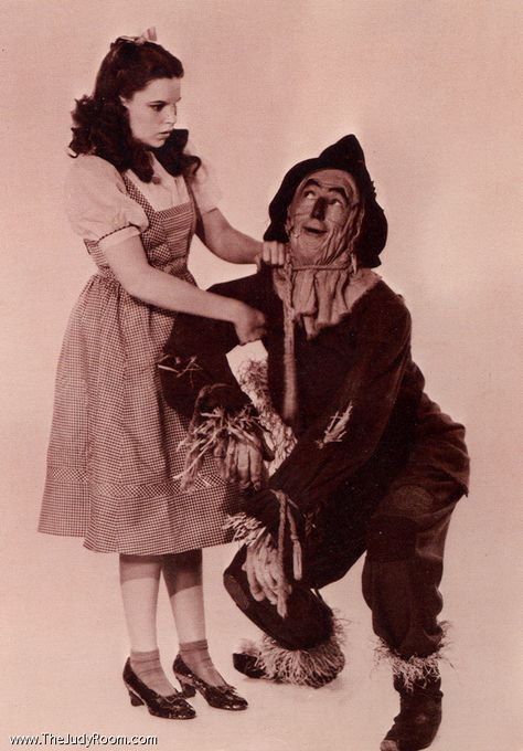 Dorothy And Scarecrow, Wizard Of Oz Play, Wizard Of Oz Movie, Wizard Of Oz 1939, Oz Movie, Broadway Plays, Daisy Mae, The Wonderful Wizard Of Oz, Vintage Witch