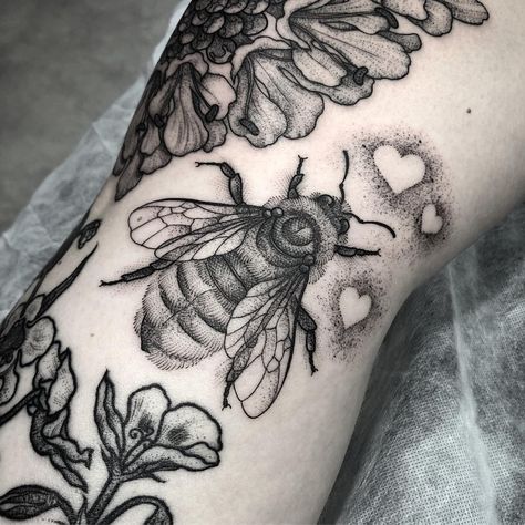 Bumble bee for the lovely Kelly yesterday 🐝 @flttattoostudio - #beetattoo #bumblebees #insecttattoo #lineworktattoo #etchingtattoo… Tattoos Neck, Etching Tattoo, Polynesian Tattoos, Insect Tattoo, Inspiration Tattoos, Japanese Tattoos, Ink Bottle, Bee Tattoo, Line Work Tattoo