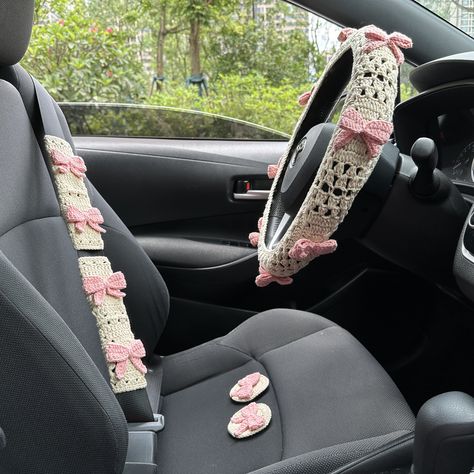 Cute Car Steering Wheel Cover, Cute Steering Wheel Covers Girly, Car Steering Wheel Cover Crochet, Heart Steering Wheel Cover, Pink Crochet Steering Wheel Cover, New Car Accessories, Dream Cars Bmw, Girly Car Accessories, Car Deco