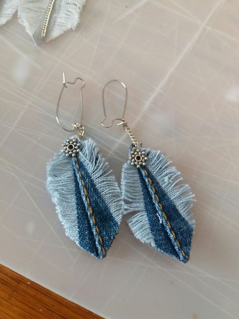 Denim earrings Tas Denim, Anting Manik, Denim Earrings, Blue Jeans Crafts, Denim Jewelry, Fabric Earrings, Denim Crafts, Denim Diy, Jeans Diy