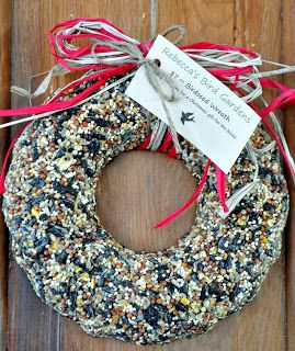 the garden-roof coop: DIY Birdseed Wreaths Bird Seed Wreath Recipe, Birdseed Wreath, Bird Seed Ornaments, Bird Seed Feeders, Bird Treats, Homemade Bird Feeders, Bird House Kits, Diy Bird Feeder, Diy Birds