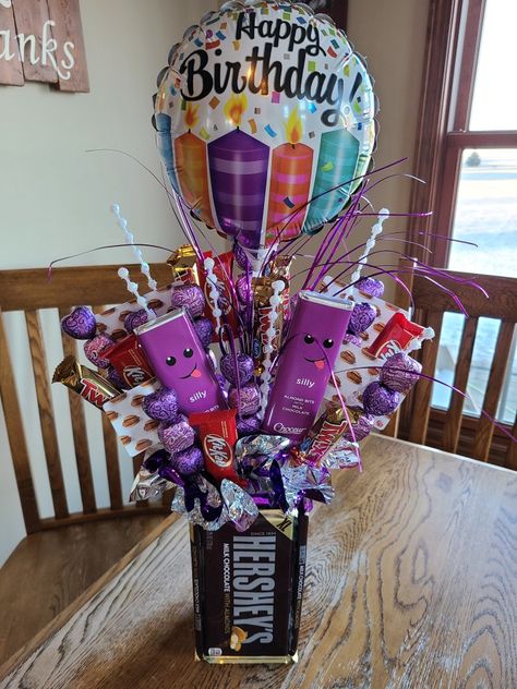 Birthday Candy Bouquet, Candy Bar Bouquet, Candy Business, Card Bouquet, Marketing Gifts, Gift Card Bouquet, Work Hacks, Candy Gifts Diy, Candy Creations