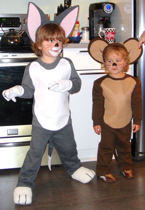 Tom and Jerry Costumes #Halloweencostumes #paircostumes #couplescostumes #duo #kidcostumes Tom And Jerry Costume, Invisible Man Costume, Costume Halloween Duo, Dynamic Duo Costumes, Pair Costumes, Fun Halloween Outfits, Tom Und Jerry, Reindeer Costume, Tom Et Jerry