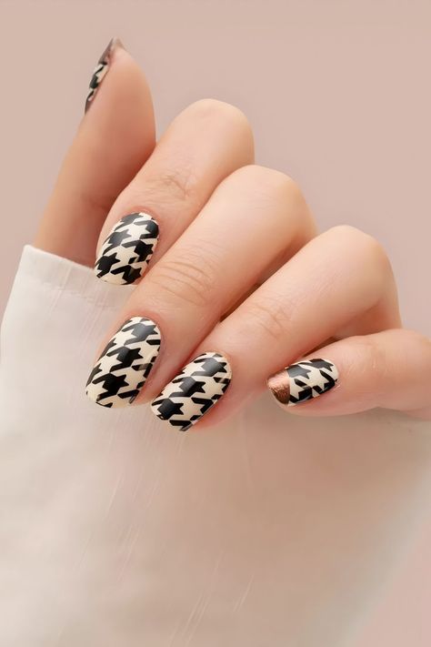 These easy-to-apply, no-glue-needed wraps provide a classic houndstooth design. Enjoy hassle-free application and a long-lasting wear of up to 10+ days. 💅 Each set includes a mini nail file and mani stick for effortless removal, making it a convenient and stylish choice for any occasion. 🌟 Dive into this comprehensive guide of Artify Nails on Marmalade for insider tips and care to ideal your nail game. #NailArt #HolidayNails #ChristmasPresent #NailCare #NailWraps #BeautyTips #NailDesign Stick On Nail Polish, Houndstooth Nails, Nail Aesthetics, Chic Manicure, Nails Holiday, Creative Nail Designs, Glamorous Nails, Nails Done, Manicure At Home