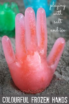 Colourful, frozen hands: a salt and ice activity Psed Activities, Frozen Hands, Schnee Party, Vetenskapliga Experiment, Toddler Science Experiments, Happy Hooligans, Kid Experiments, Easy Science Experiments, Easy Science