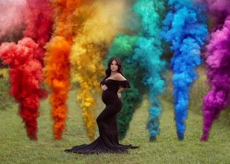 Rainbow smoke bombs Rainbow Maternity Shoot Ideas, Rainbow Baby Photoshoot Maternity, Rainbow Maternity Shoot, Lesbian Maternity Photoshoot, Rainbow Baby Maternity Pictures, Rainbow Baby Gender Reveal, Rainbow Baby Photoshoot, Creative Maternity Pictures, Rainbow Photoshoot