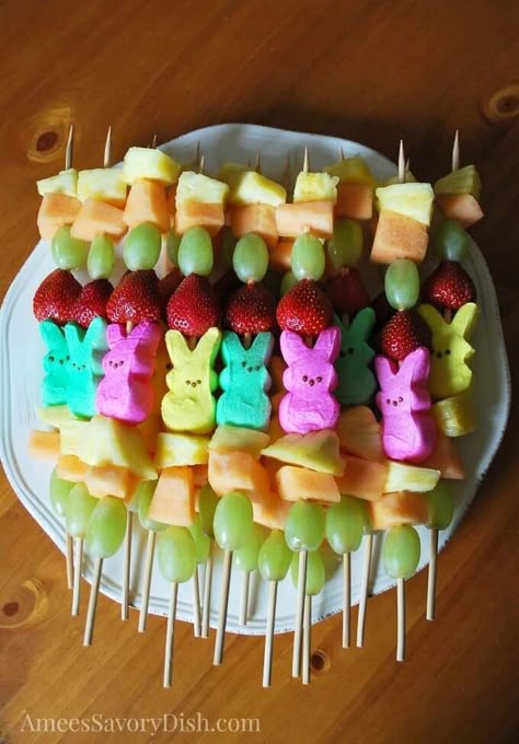 21 Super Cute Easter Appetizers! Easy and creative Easter appetizers! Festive Easter fun for kids & grown-ups! If you’re looking for the best Easter ideas check out these appetizers that will make your Easter party stand out! From easy dips to Hot Cross Buns & Bunny Bait you’ll find a crowd-pleasing Easter appetizer recipe in this collection! #Appetizer #EasterAppetizers Fast Desserts, Easter Appetizers, Easter Snacks, Decorações Com Comidas, Fruit Kabobs, Here Comes Peter Cottontail, Easter Goodies, Peter Cottontail, Easter Food