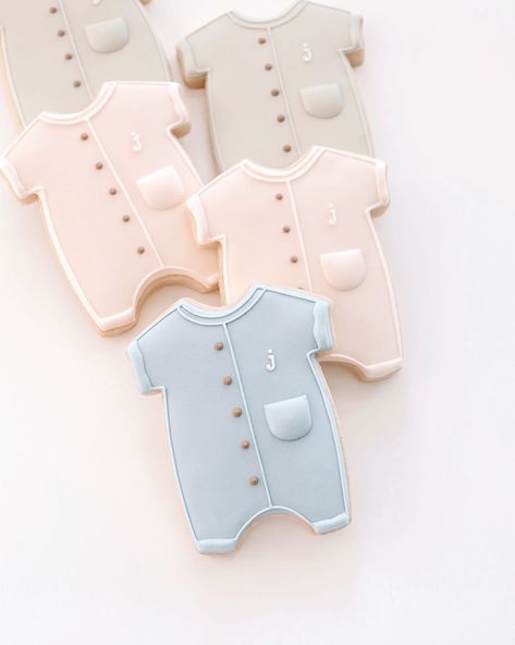 SUGAR REX® | Tiffany on Instagram: “The start of something sweet.✨ . . Declaring January the month of baby showers — so many sweet babies to celebrate!🍼 Baby romper cookie…” Romper Cookies Decorated, Gluten Free Macaroons, Baby Boy Cookies, Baby Shower And Gender Reveal, Onesie Cookies, Cookies For Sale, Decorated Cookie Ideas, Cookies Theme, Sugar Cookie Ideas