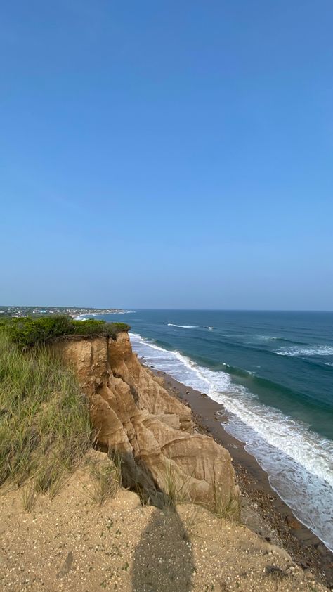 The cliffs of Shadmoor state park overlooking Ditch Plains in Montauk, NY Montauk Wedding, Camp Hero, Montauk Long Island, Meet Me In Montauk, Montauk Lighthouse, Montauk New York, Beachy Girl, Montauk Ny, Poo Poo