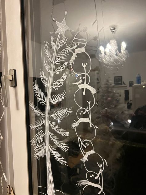 Happy Holidays Window Art, Chrismas Window Drawings, How To Draw On Windows, Winter Window Art Easy, Glass Door Christmas Decorations, Christmas Window Dressing, Christmas Drawing On Glass Window, Easy Snow Window Art, Holiday Window Chalk Art