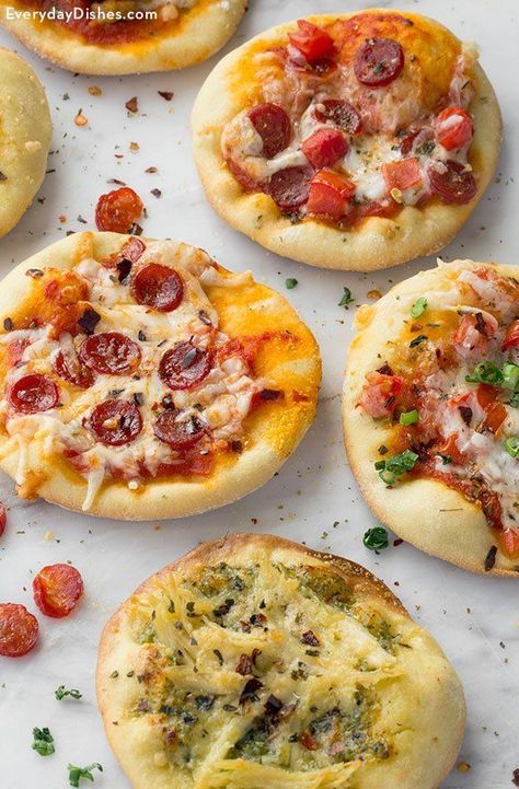 Mini Pizza Appetizers Mini Pizza Appetizers, Kids Party Finger Foods, Indian Appetizer Recipes, Bacon Recipes Appetizers, Mini Pizza Recipes, Pizza Appetizers, Small Pizza, Bacon Appetizers, Mini Pizzas