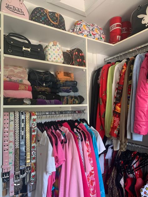 Y2k Closet Ideas, 2000s Closet, Y2k Closet, Bedroom Sets Furniture Queen, 90s Room, Baddie Bedroom, Designer Closet, Rock Room, Room Organization Bedroom