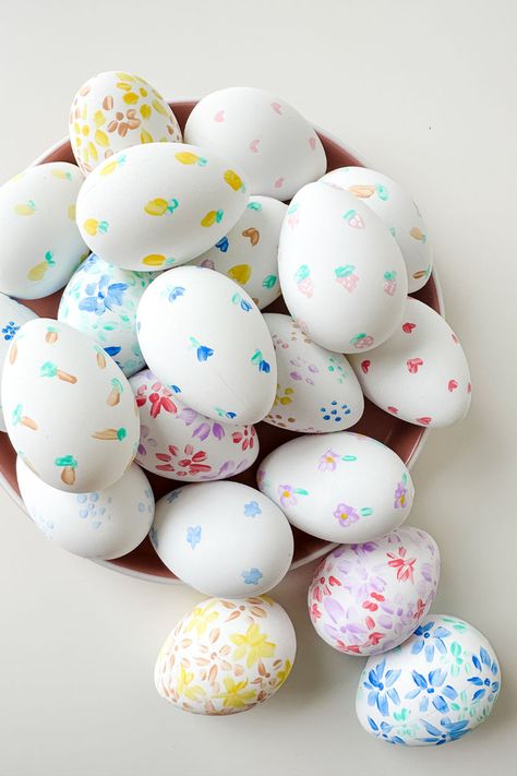 DIY Dainty Painted Easter Eggs – Easy Easter Dollar Store Craft! | Lynn Mumbing Mejia Eggs Painting Ideas, Easter Eggs Aesthetic, Easter Eggs Painting, Eggs Aesthetic, Painted Easter Eggs, Easter Craft Projects, Easter Crafts For Adults, Easter Egg Art, Easter Egg Painting