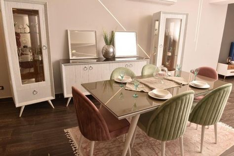 Modern Luxurious Bedrooms Classy, Classic Dining Room Furniture, Dining Room Furniture Design, Dining Room Decor Modern, Cozy Living Room Design, India Home Decor, Classic Dining Room, Wooden Doors Interior, Luxury Furniture Living Room