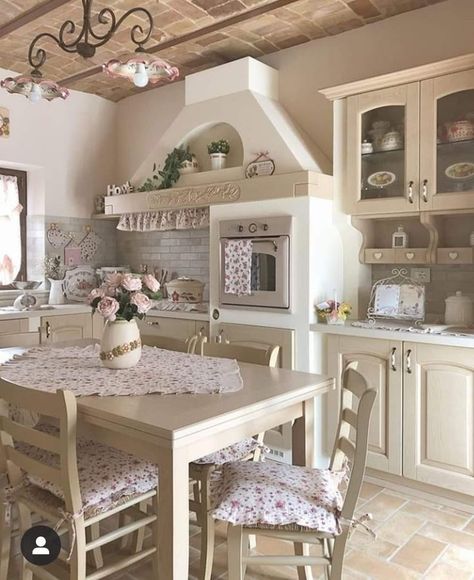 Cocina Shabby Chic, Garden Shower, Dream Life House, Vintage Farmhouse Kitchen, Dream House Rooms, Small Bathroom Ideas, Cute House, Barbie Dream House, Dream Room Inspiration