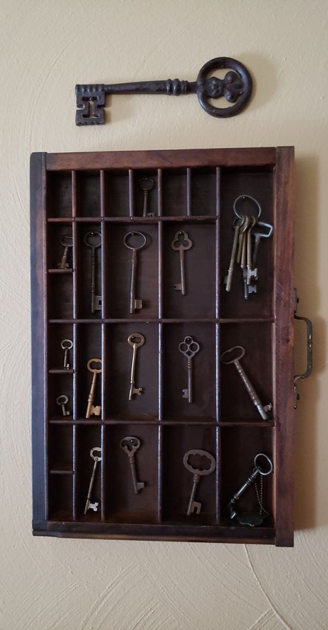 Found vintage skeleton keys at yard sales and put them in the slots of an old printer drawer Vintage Keys Decor Ideas, Skeleton Key Crafts Diy, Old Printer Drawer Ideas, Skeleton Key Display Ideas, Old Keys Aesthetic, Old Keys Crafts Diy, Vintage Keys Decor, Skeleton Key Decor, Skeleton Key Crafts