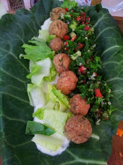 Raw falafel balls made from sprouted chickpea in a collard wrap with tabouli and cashew tzatziki sauce! Raw Falafel, Lunch Chickpeas, Sprouted Chickpeas, Vegan Falafel Recipe, Vegan Falafel, Low Fat Vegan Recipes, Falafel Wrap, Falafel Recipe, Vegan Lunch Recipes