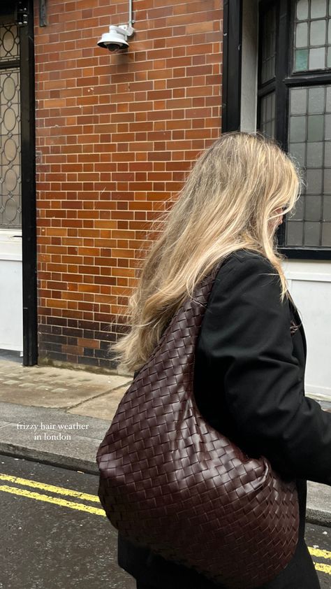 Brown bag and black blazer detail outfit for inspo
Brown woven bag aesthetic
Bottega bag aesthetic Brown Purse Aesthetic, Purse Aesthetic, Brown Tote Bag, Brown Tote, Brown Purses, Brown Bags, Blazer Fashion, Fashion Outfit, Outfit Details