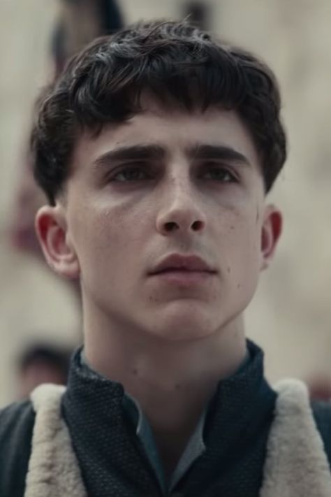 Against All Odds, Timothée Chalamet Manages to Make Bowl Cuts Sexy in The King Trailer The King Timothee Chalamet, Regulus Acturus Black, Ben Mendelsohn, 90s Grunge Hair, Joel Edgerton, Film Netflix, Short Grunge Hair, Movie Blog, Rose Depp