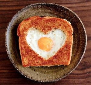 Romantic Breakfast, Eggs In A Basket, Healthy Valentines, V For Vendetta, Valentines Day Food, God Mat, Valentine's Day Recipes, Valentines Food, Valentines Day Treats