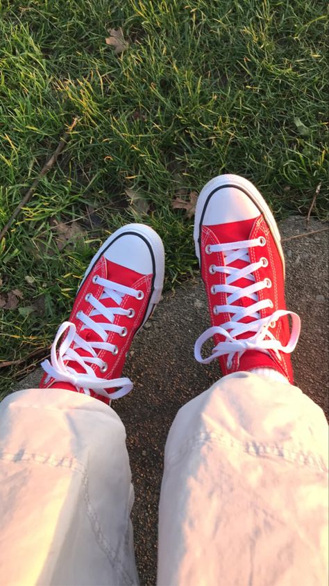 Aesthetic Red Converse, Leaf Coneybear, Red Converse Aesthetic, Dreamsmp Aesthetic, Converse Rouge, Zapatillas Aesthetic, Dsmp Aesthetic, Red Converse Outfit, Aesthetic Converse