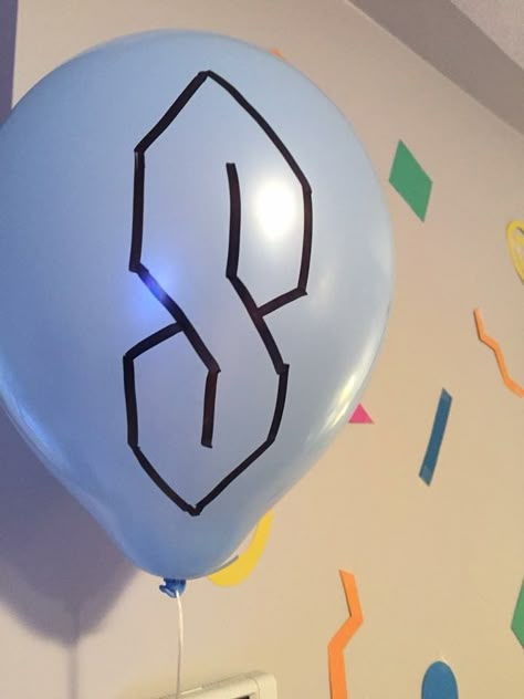 90s themed party - balloon signs 90s Party Aesthetic Decor, 2000s Party Ideas Decoration Men, Late 90s Party Ideas, 90s Party Activities, Party Like Its 1999 Theme, 90s Games Party Ideas, 90s 2000s Party Ideas, Late 90s Party, 90’s Theme Birthday Party