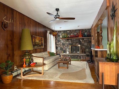 Mid century, mid-century living room, 1970s interior, viking glass, vintage design, retro living room, cozy living room, lane furniture Mid Century Living Room 1950s, Mid Century Den, 1950s Interior Design, 1960s Living Room, 1950s Living Room, Mcm Living Room, 70s Living Room, 70s Interior Design, Mcm Living