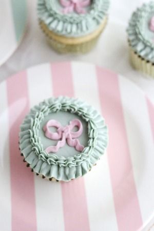 Vintage Style Cupcakes — Rose Vanilla Lambeth Style Cupcakes, Cupcakes Simple Decoration, Vintage Style Cupcakes, Vintage Cupcakes Ideas, Cupcakes With Bows, Lambeth Cupcakes, Victorian Cupcakes, Retro Cupcakes, Vintage Wedding Cupcakes