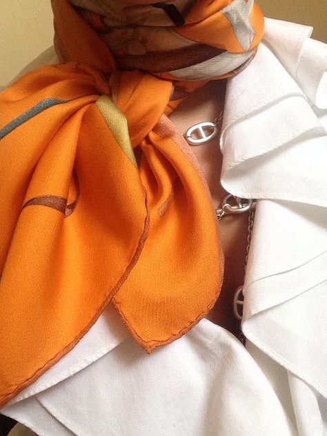 Pull Orange, Yellow Mini Skirt, Scarf Knots, Orange Lips, Hermes Orange, Silk Scarf Style, V Neck Cocktail Dress, Orange Scarf, Outfit Ideas For Women