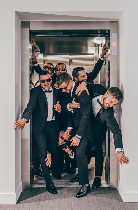 23 Wonderful Wedding Party Images You'll Enjoy! Fun Group Photos, Groomsmen Wedding Photos, Groomsmen Pictures, Groomsmen Photography, Groomsmen Photo, Wedding Group Photos, Groomsmen Poses, Groomsmen Party, Bridal Party Photography